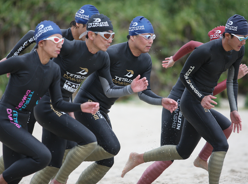 TETSUJIN DAMASHIIトライアスロンウェットスーツ着用イメージ